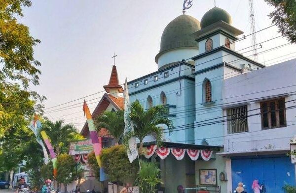 Toleransi Umat Beragama, Gereja dan Masjid Ini Berdampingan